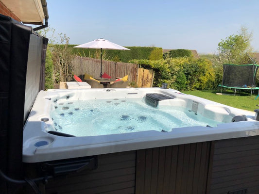 
6 Tips On How To Throw a Fantastic Summer Hot Tub Party